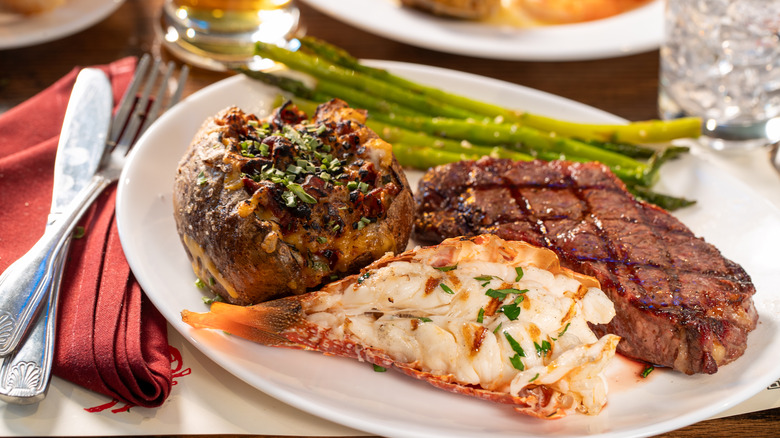 A Longhorn Steakhouse plate of food